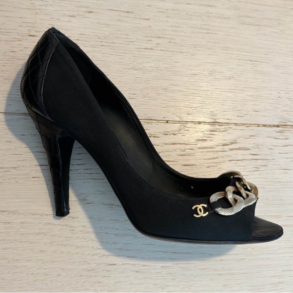 CHANEL Elegant Black Peep-Toe Heels with Gold Chain and CC Charm - Picture 5 of 14